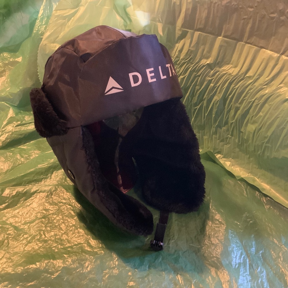 NWOT Delta Airlines Classic Trapper Hat Black w/ Hard Bump Cap Size L/XL Winter